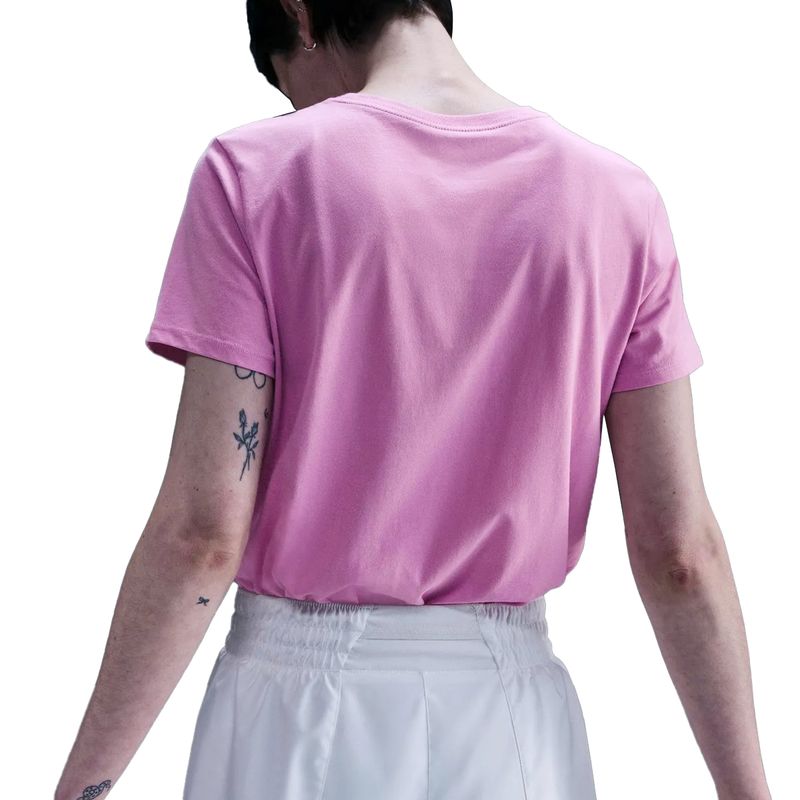 Remera Nike Sportswear Club Essentials Mujer